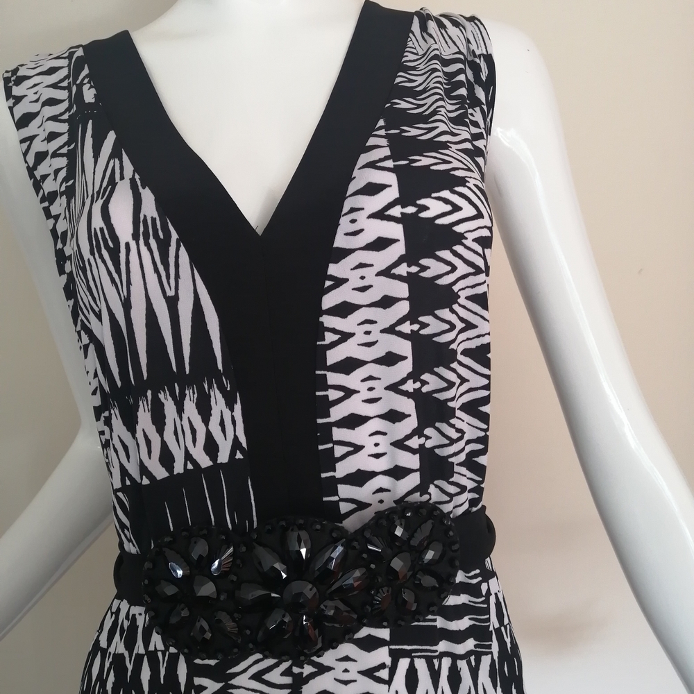 Sleeveless Black & White Printed V-Neck Maxi Dress - Picture 4 of 7